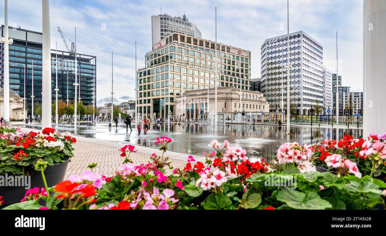 CENTENARY SQUARE, BIRMINGHAM, GROSSBRITANNIEN - 5. OKTOBER 2023. Panoramablick auf den renovierten Centenary Square im Stadtzentrum von Birmingham mit Wasserfoun Stockfoto