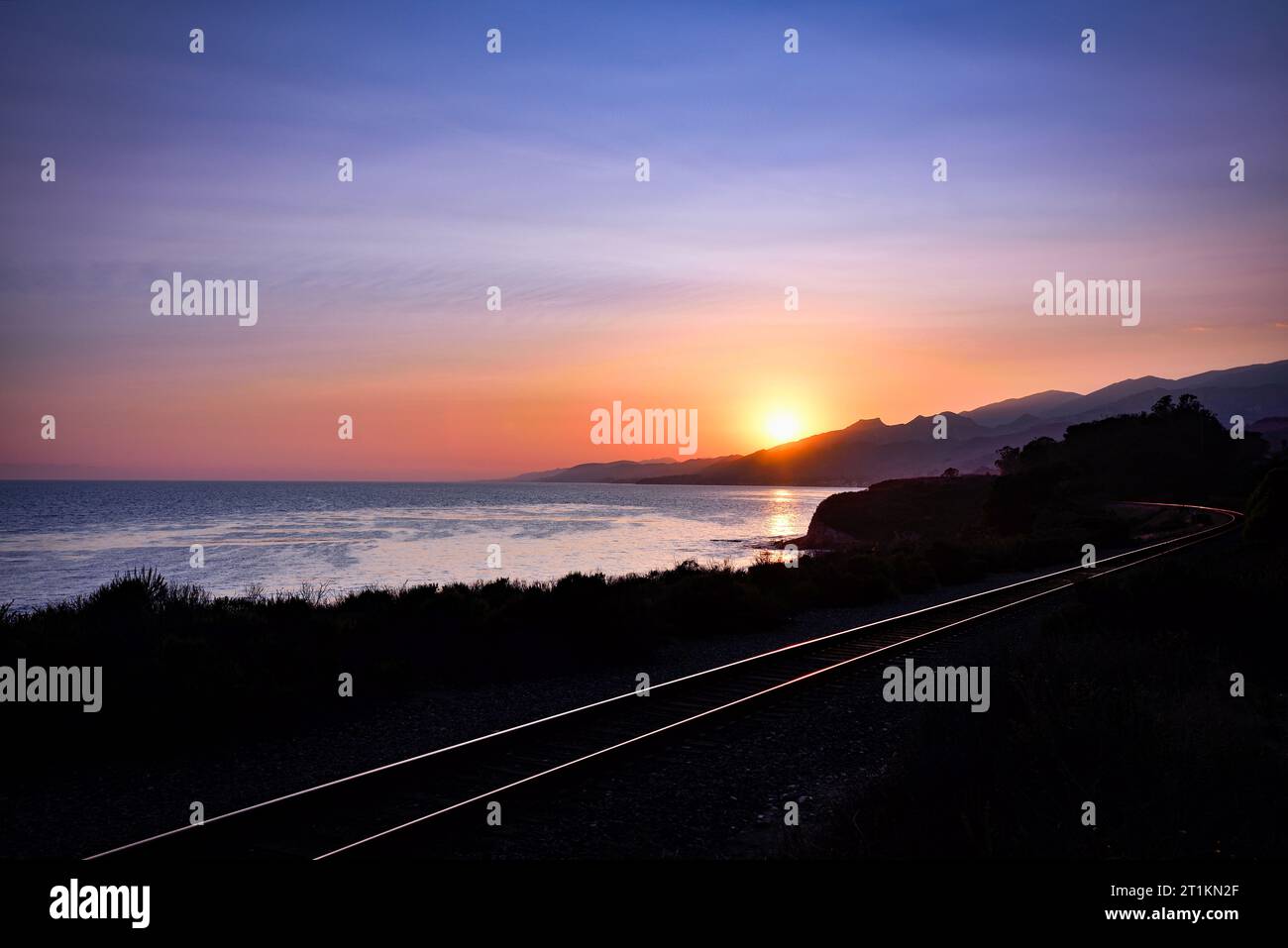 Sonnenuntergang über den Eisenbahngleisen auf dem Highway 101 - Kalifornien, USA Stockfoto