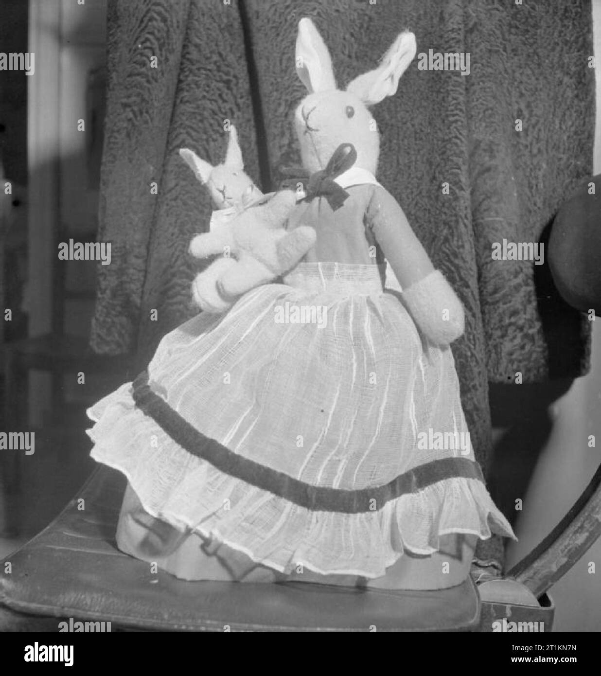 Machen sie Puppen für Weihnachten - Kriegszeit Recycling, 1943 ein Portrait eines Hausgemachte gefülltes Tuch 'Mrs Brer Rabbit' und Baby. Gemäß der ursprünglichen Bildunterschrift, die Schürze der Kinder Spielzeug war Teil eines alten Gardine gemacht. Stockfoto