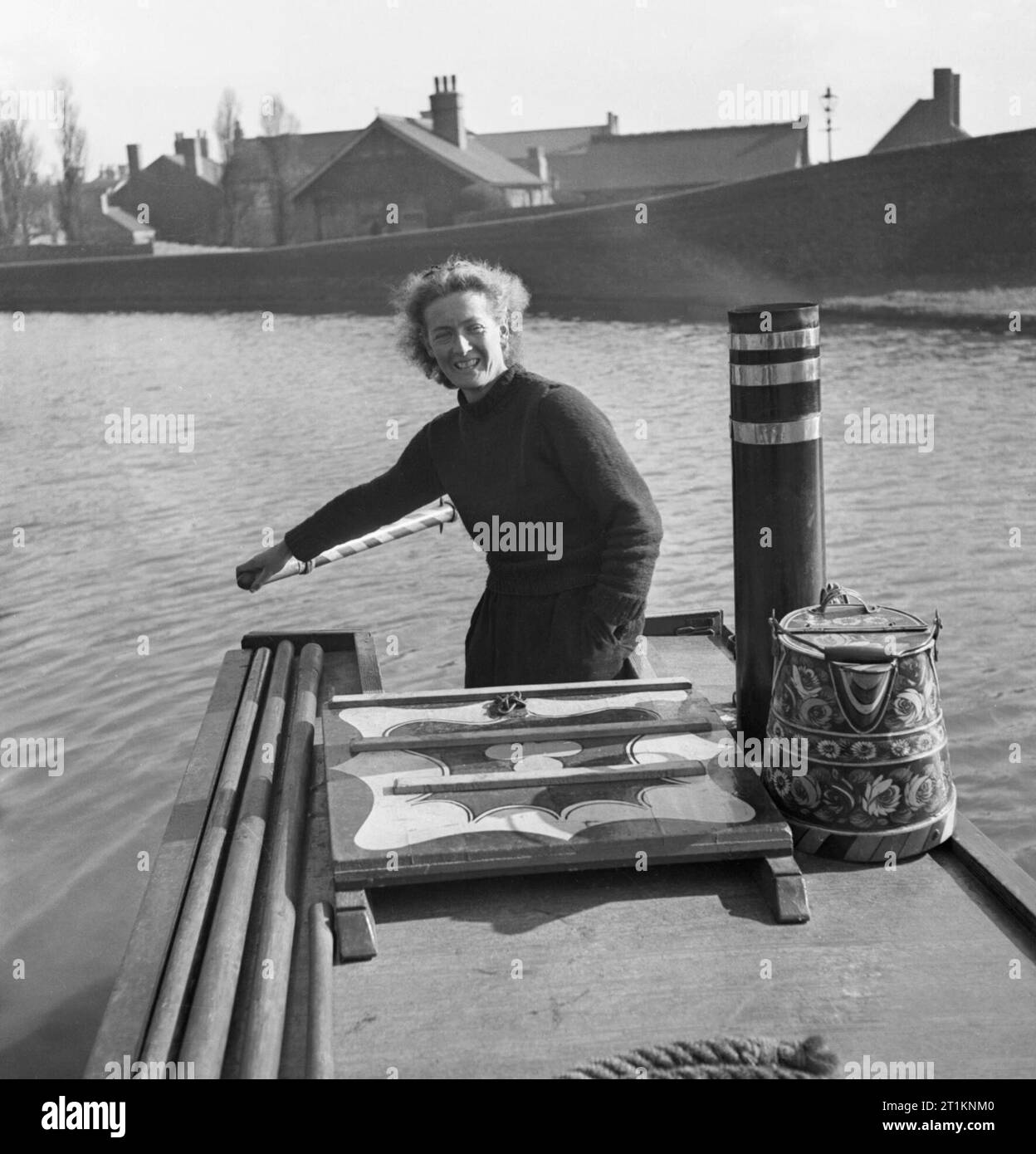 Miss März Manning die Lenkstange des 15-04' HEATHER BELL'nas trug er Mehl aus Worcester zu Tipton während 1942. Miss März Lächeln für die Kamera, wie Sie die Lenkstange des 'HEATHER BELL'bemannt. Stockfoto