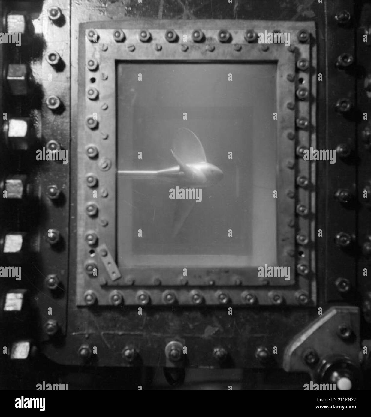 National Physical Laboratory - Wissenschaft und Technologie in Kriegszeiten, Teddington, Middlesex, England, UK, 1944 im Schiff Abteilung Forschung am National Physical Laboratory, Teddington, Tests auf einem Propeller in einem lithgow Tunnel durchgeführt werden. Der Propeller ist durch das Inspektionsfenster in den oberen Arm der Tunnel gesehen werden. Gemäß der ursprünglichen CAPTION,'Wasser zirkuliert bei kontrollierter Geschwindigkeit und Druck und das Verhalten der Propeller wird geprüft. Viel von der Arbeit mit dem Lithgow Tunnel durchgeführt betrifft Probleme der caviation in Schiffsschrauben'. Stockfoto