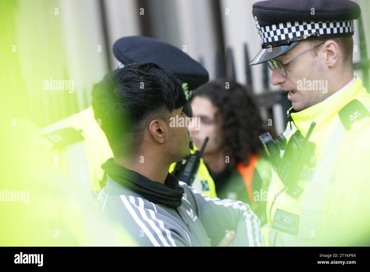 London, Großbritannien. Oktober 2023. Protest in London: Tausende nehmen an einem pro-palästinensischen marsch Teil, während der israelisch-Hamas-Krieg eskaliert. Polizei verhaftet einen Demonstranten. Credit: Ian Davidson/Alamy Live News Stockfoto