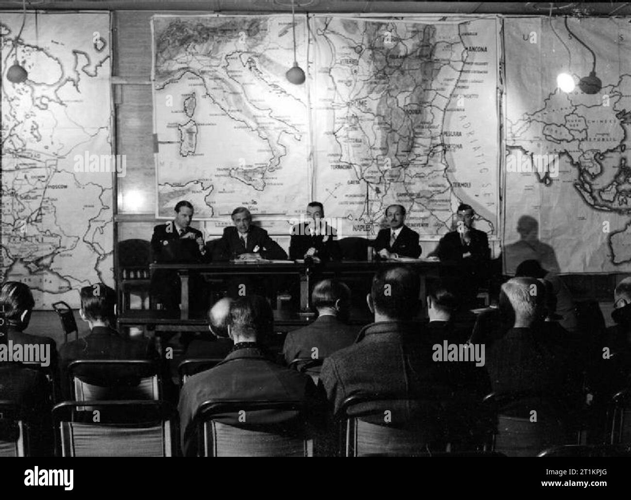 Drücken Sie erhält Bild von Australien im Krieg - Pressekonferenz im Ministerium für Information, London, England, UK, 1944 im Ministerium für Information Conference Hall an der Senat House, Journalisten zu reden von drei Mitglieder einer Delegation der britischen Zeitung Besitzern, die gerade aus Australien zurückgekehrt sind, anhören. Von links nach rechts, von der Zentrale werden: Sir Neville Pearson, Sir Walter Layton, Herr Ernest Thirtle (Parlamentarischer Staatssekretär des MoI), Herr Samuel Geschichte MP und Herrn J H Brebner (Direktor des MoI news Abteilung). Stockfoto