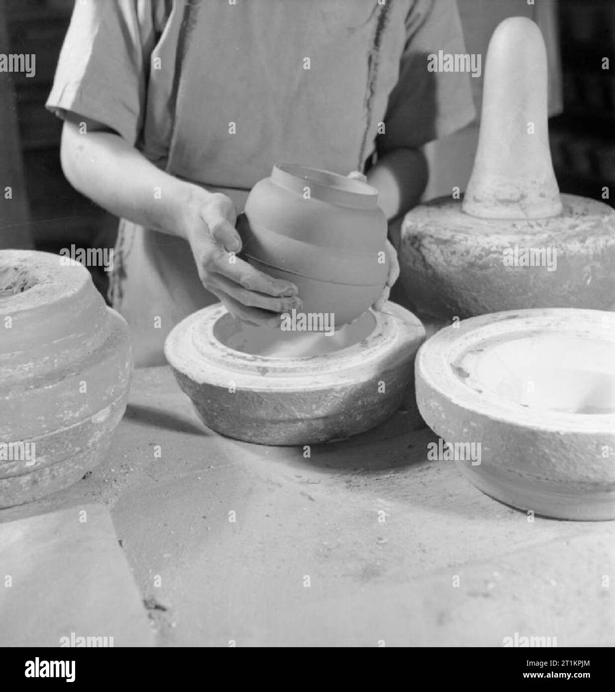 Keramik im Bilden - die Arbeit von J und G Meakin Tonwaren, Hanley, Stoke-on-Trent, Staffordshire, England, 1942 eine halb fertige Teekanne ist von seiner Form an dieser Keramik entfernt, irgendwo in Großbritannien. Stockfoto