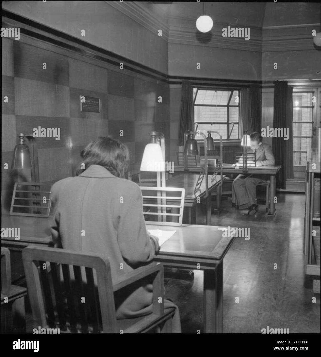 Öffentliche Bibliothek - die Arbeit von Leyton Public Library Service, Church Lane, Leytonstone, London, England, UK, September 1944 Studenten bei der Arbeit in der Studie Zimmer in Leytonstone Öffentliche Bibliothek. Das Zimmer war für den Einsatz von Studenten, die nicht die geeignete Unterkunft in ihren eigenen Wohnungen haben, und enthält eine bronzene Gedenktafel an John drinkwater (1882-1937), Dichter und Dramatiker in Leytonstone geboren. Die Plakette wurde von John drinkwater Witwe vorgestellt. Stockfoto