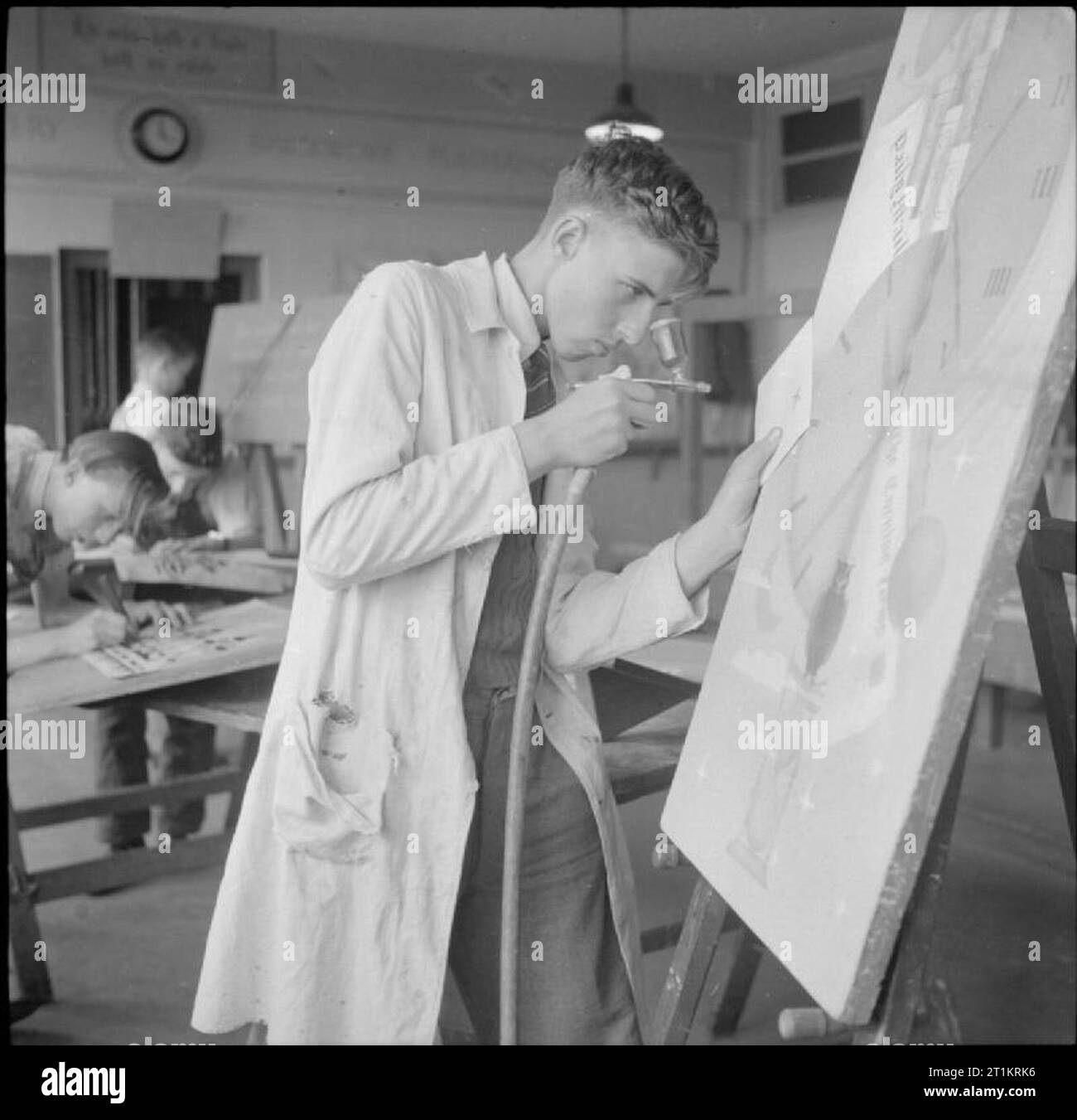Technische Schule - Ausbildung bei Tottenham Polytechnic, Middlesex, England, UK, 1944 Frank Knight (ab 16) Lernt die Kunst der Lackierung mit einer Bürste in eine Kunst Klasse an der Tottenham Polytechnikum. Gemäß der ursprünglichen Bildtext, Frank' hofft, einige Job mit Zeichnung oder Inneneinrichtung' verbunden. Stockfoto