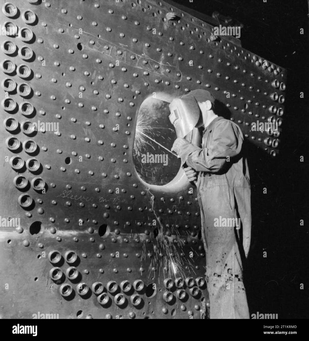 Die britische Lokomotive Gebäude Industrie - die Herstellung von Lokomotiven, Großbritannien, 1945 ein Handwerker schweißt die firehole Platten von einem Südafrikanischen Eisenbahnen 15 F Typ Lok, an einer großen Lokomotive arbeitet irgendwo in Großbritannien. Nach dem ursprünglichen Titel' elektrische Schweißarbeiten erweist sich als zufriedenstellend in vielen Anwendungen die Lokomotive Industrie. Fertigung durch Schweißen von Stahl innere fireboxes hat Praxis geworden, wie das Schweißen von den äußeren und inneren firebox Platten hat zu jedem anderen'. Stockfoto