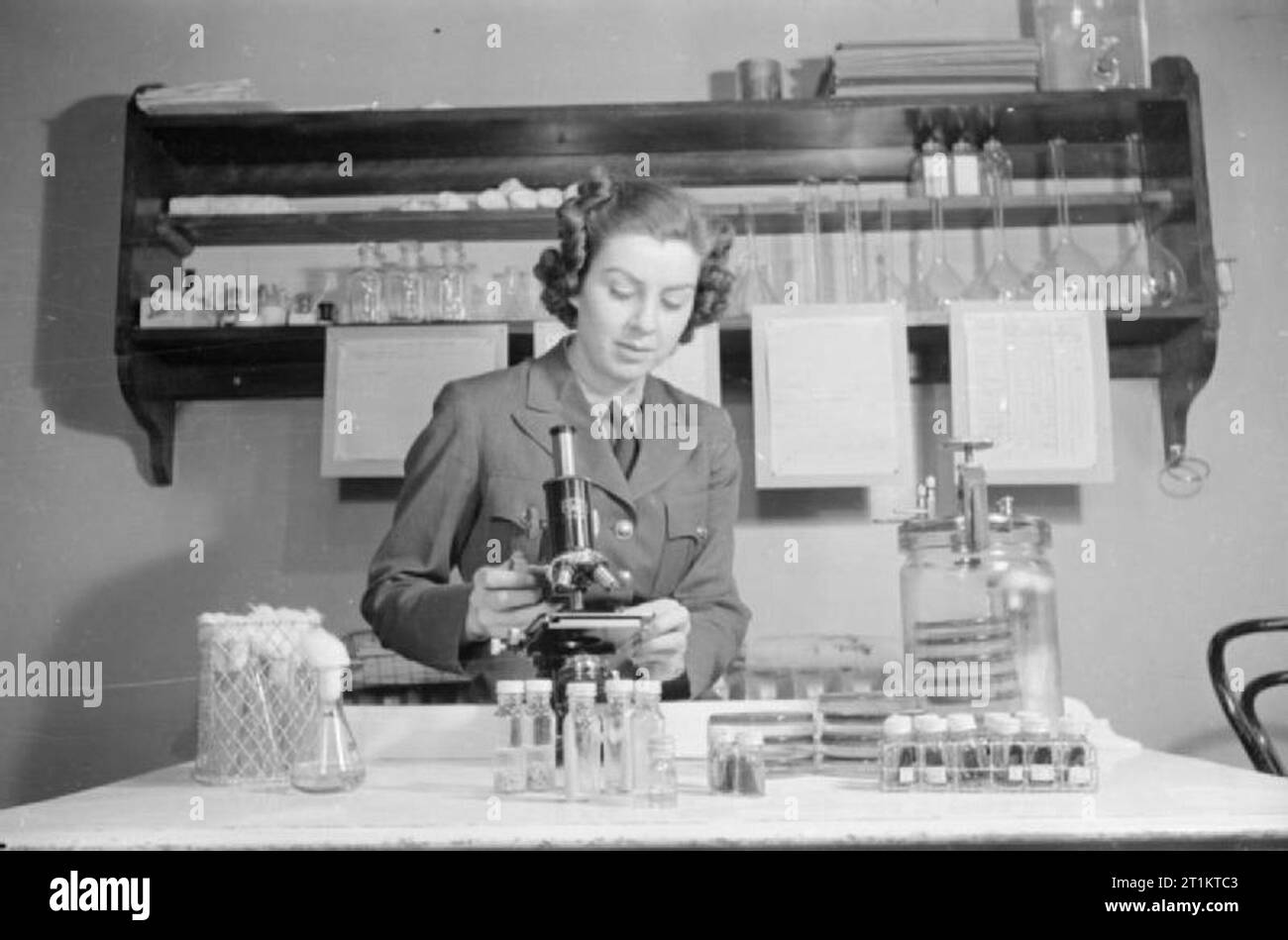 Die Arbeit der Amerikanischen Krankenhaus in Großbritannien, Park Prewett Krankenhaus, Basingstoke, Hampshire, Februar 1941 Maria Mortell, Bakteriologe, ursprünglich von Oshkosh, Wisconsin, USA, arbeitet im Labor an der Amerikanischen Krankenhaus in Großbritannien, im Februar 1941. Stockfoto