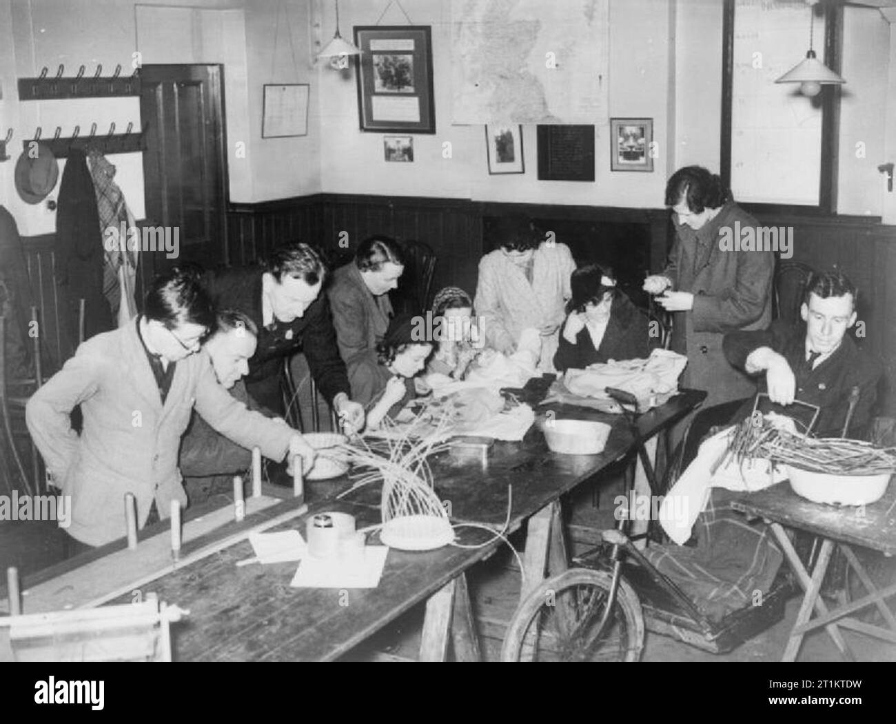 Die Arbeit der Bürgerbüro, Eldon House, Croydon, England, 1940 eine Gruppe von behinderten Menschen, Körbe und andere Kunsthandwerk im Bürgerbüro in Croydon. Diese Elemente werden später an das Präsidium verkauft werden. Der ursprüngliche Titel für dieses Foto, dass diese Kunsthandwerk sowohl das Hobby waren und Lebensgrundlage dieser Menschen. Stockfoto