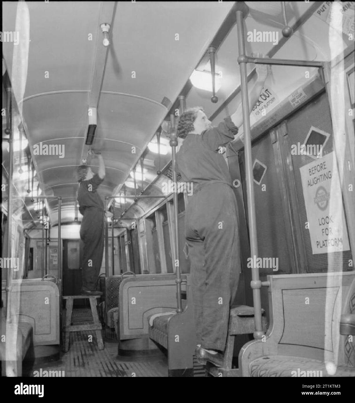 U-Bahn Frauen - Frauen bei der Arbeit auf dem Londoner U-Bahnnetzes, 1942 Schwestern Frau Ivy Sumpter (nächste Kamera) und Miss Betty Bostock die Beförderung von einem U-Bahnhof zu einem Depot irgendwo in London sauber. Frau Sumpter hat Reinigung, U-Bahn und S-Bahn für 18 Monate, und ihr Mann treibt die Züge. Miss Bostock arbeitete in einer Wäscherei vor dem Krieg. Stockfoto