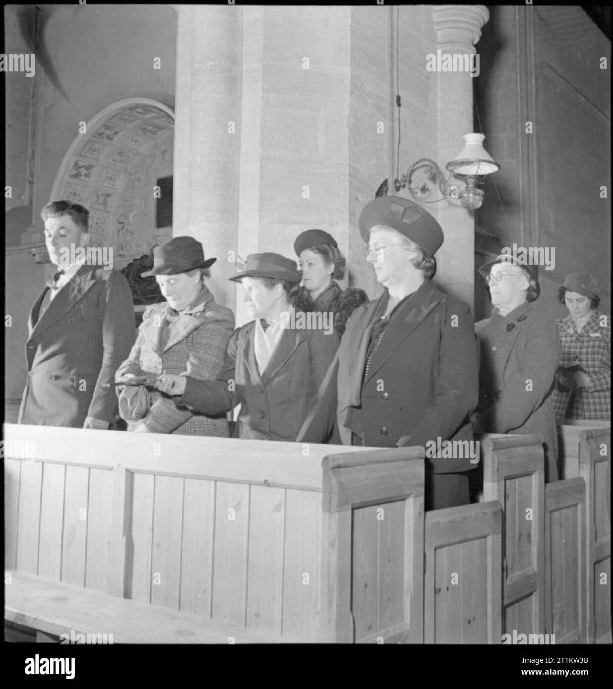 Dorfkirche - Alltag in Uffington, Berkshire, England, UK, 1944 während der evensong in der Kirche der Hl. Maria, der Jungfrau, Uffington, Berkshire, die Sammlung Beutel der Gemeinde übergeben wird. Stockfoto