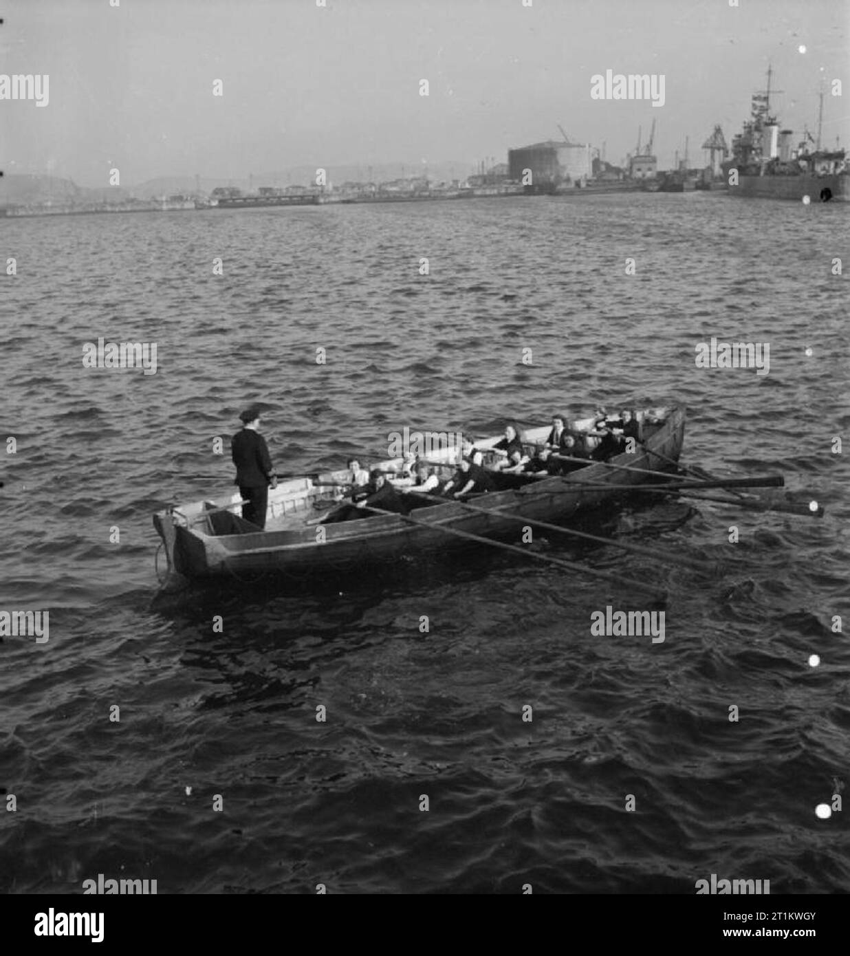 Women's Royal Naval Service - Mit der Fleet Air Arm, Schottland, 1943 Frauen des WRNS lernen, ein 12-Oared Cutter mit Blick auf die Eingabe in der lokalen Regatta zu ziehen. Die Frauen an Bord sind diejenigen mit mehr sitzender Tätigkeit, wie 'Autoren', und angeregt worden, um mehr im Sport beteiligt. Stockfoto