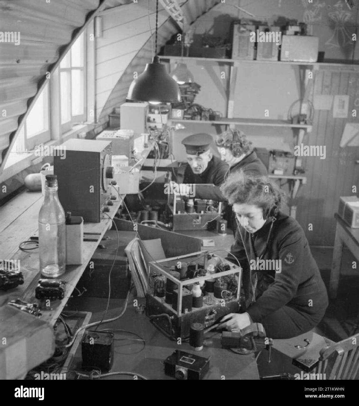 Women's Royal Naval Service - Mit der Fleet Air Arm, Schottland, 1943 Zwei Wren Radio Mechanik arbeiten mit einer Naval Bewertung Radio Empfänger im Radio Workshop zu testen. Stockfoto