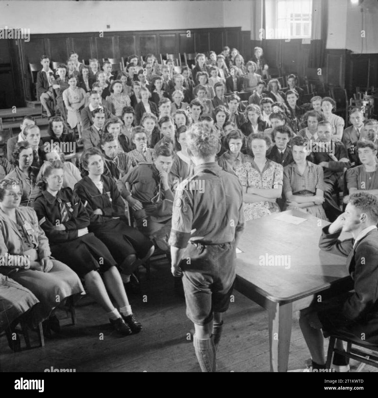 Jugendversammlungen - Ausbildung Für Jugendorganisationen, Sidcot School, Winscombe, Somerset, England, Großbritannien, 1943 Junge Menschen, die an einem einwöchigen Ausbildungskurs an der Sidcot School in Somerset teilnehmen, hören zu, wie ein Mitglied der Boy Scout Movement spricht und die Ziele und Methoden seiner Organisation erklärt. Stockfoto