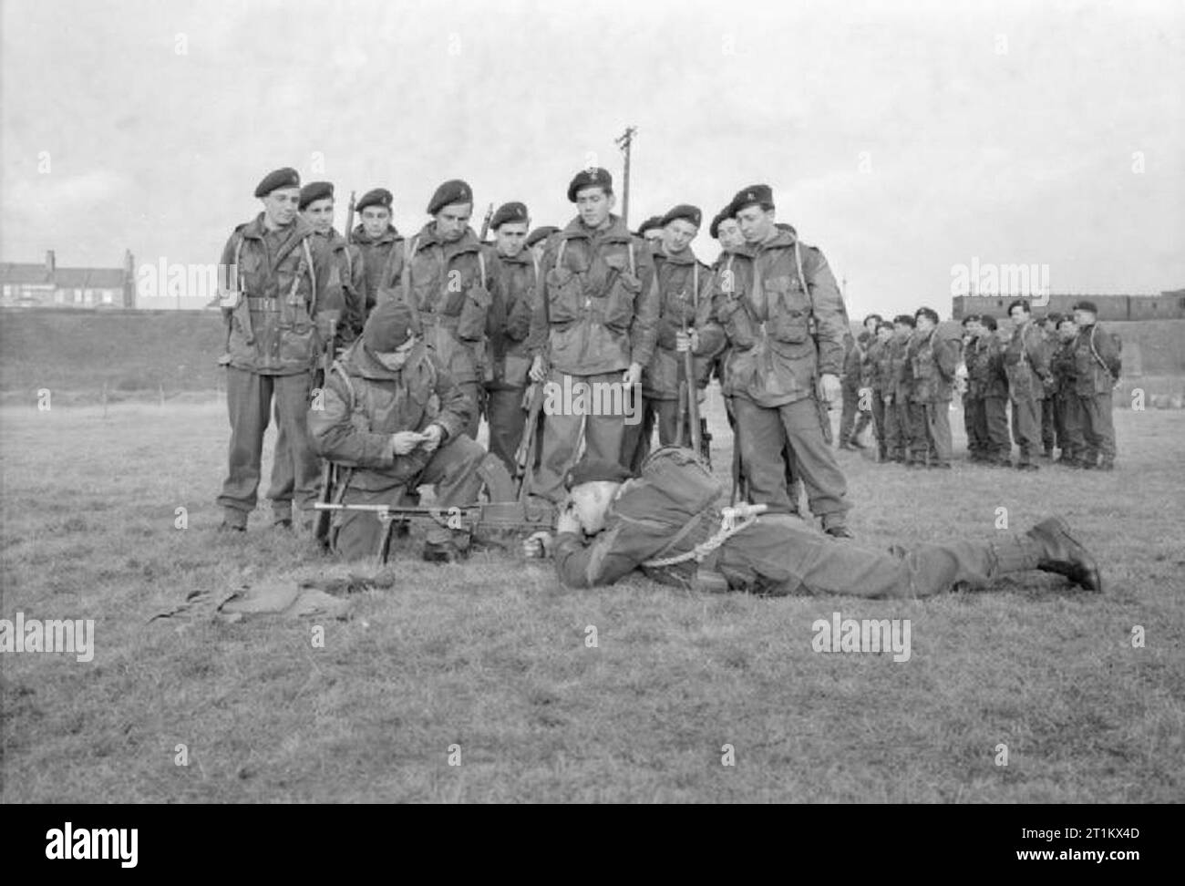 Belgische Kommandos in der Ausbildung in Großbritannien, 1945 Männer von der belgischen Armee lernen eine Bren gun als Teil ihrer Commando Training in einem British Commando Schule zu verwenden. Die NCO-Datensätze auf der zweiten die Zeit für das Brennen erlaubt. Stockfoto