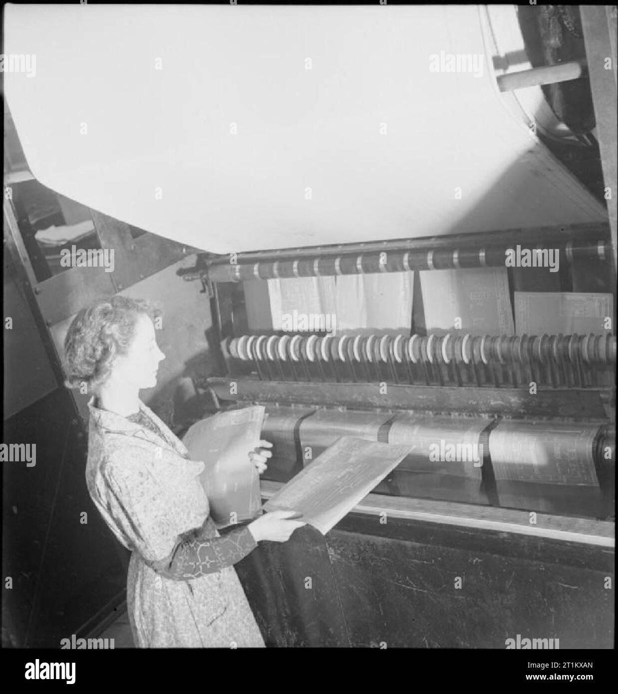 Geburt eines Bombers - Flugzeugbau in Großbritannien, 1942 eine Frau Krieg Arbeiter sammelt Blue Prints aus der Maschine, die Sie produziert hat, und fügt sie den Stapel sie ist bereits Holding, an der Handley Page Factory beim Cricklewood. Stockfoto