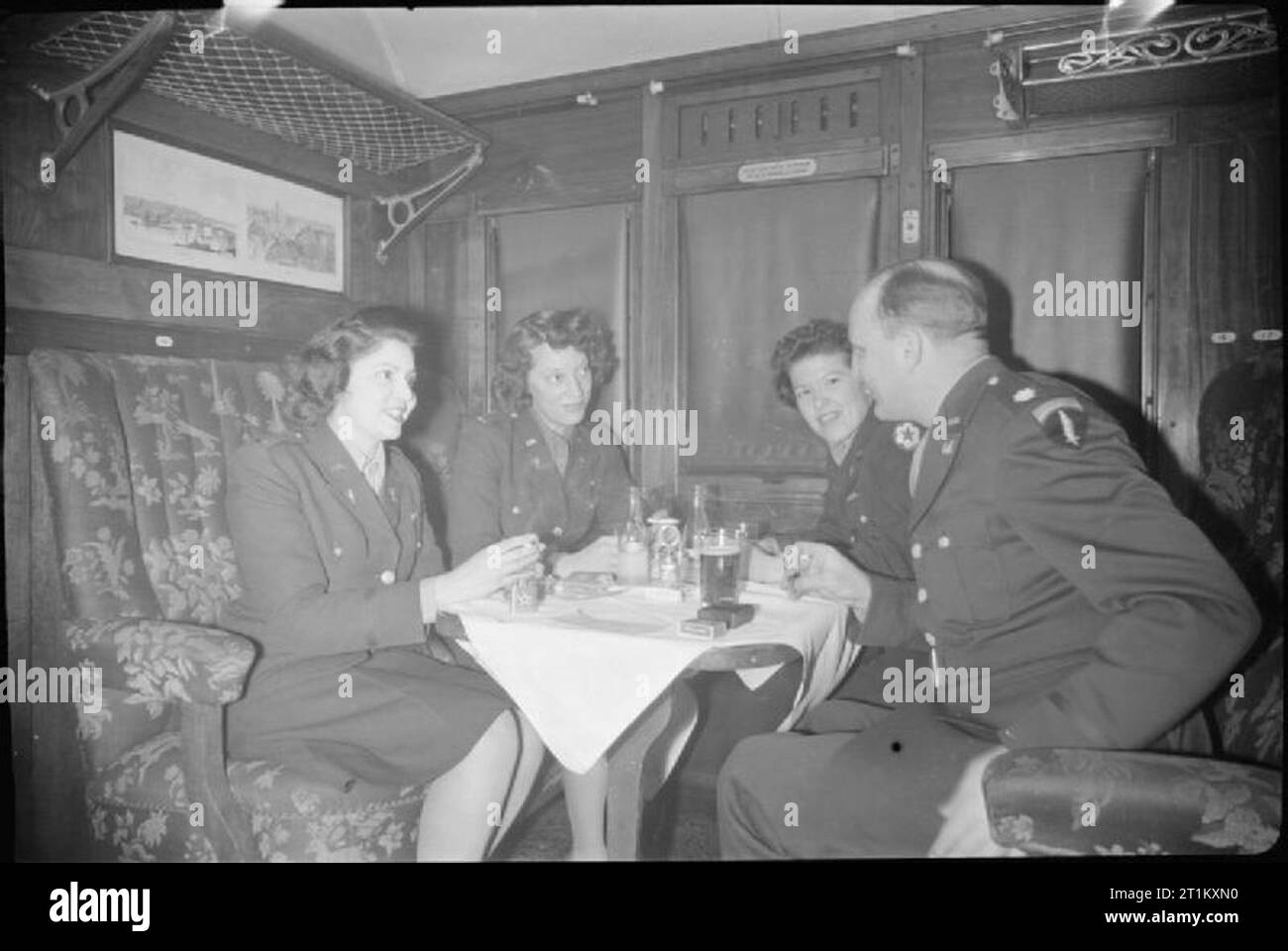 Boot Zug nach Paris - Verkehr in Kriegszeiten, 1945 eine Gruppe von amerikanischen Soldaten und Frauen genießen Sie einen Drink, eine Rauch- und einen Chat an Bord des Zuges, die Ihnen ist der Transport von London Victoria nach Phillip Island, wo Sie an Bord eines Schiffes für den Weitertransport nach Paris. Stockfoto