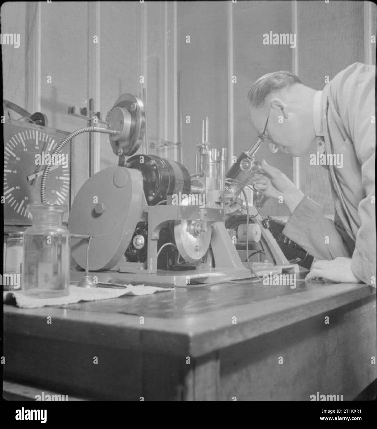 Großbritannien baut Leichte Autos - die britische Automobilindustrie, Großbritannien, 1945 ein Wissenschaftler in der Forschung Abteilung einer Autofabrik irgendwo in Großbritannien betreibt Apparat als "Verschleiß und schmierstofftests Maschine" bekannt. Gemäß der ursprünglichen Legende: "Es gibt nur drei mehr wie es in der Welt. Es ist für die Untersuchung der begründetheit der Schmiermittel und für die Feststellung der Verschleiß Widerstand gegen die Eigenschaften der Materialien in der Konstruktion von Kraftfahrzeugen verwendet. Die Ergebnisse können graphisch aufgezeichnet werden wertvolle Daten für die technische Auslegung" zu bilden. Stockfoto