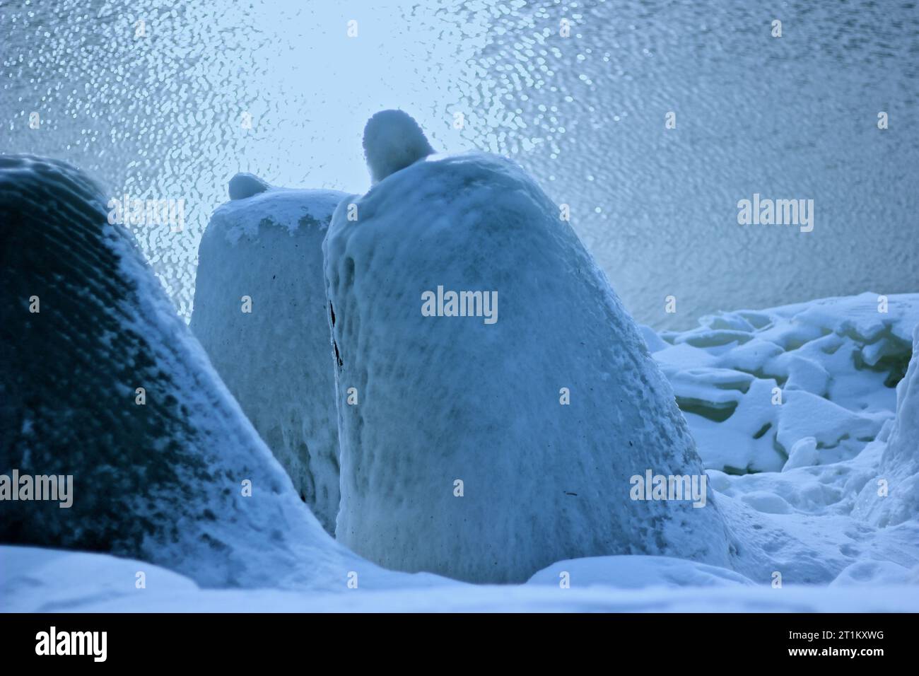Eingefroren. Fixierte Objekte. Pier. Arktis. Leuchtturm Pier. Bolderaja. Lettland. Winter. Nord, Stockfoto