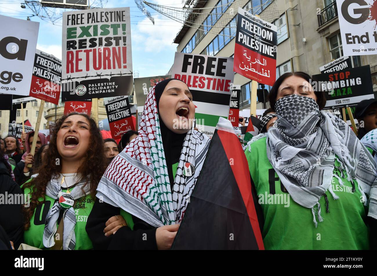 London, England, Großbritannien. Oktober 2023. Tausende Demonstranten zur Unterstützung Palästinas versammelten sich im BBC-Hauptquartier in Zentral-London und marschierten nach Whitehall, um ihre Solidarität mit dem palästinensischen Volk während des anhaltenden Krieges in Gaza zum Ausdruck zu bringen, der von intensiven Bombardierungen israelischer Truppen gekennzeichnet war. (Kreditbild: © Thomas Krych/ZUMA Press Wire) NUR REDAKTIONELLE VERWENDUNG! Nicht für kommerzielle ZWECKE! Stockfoto