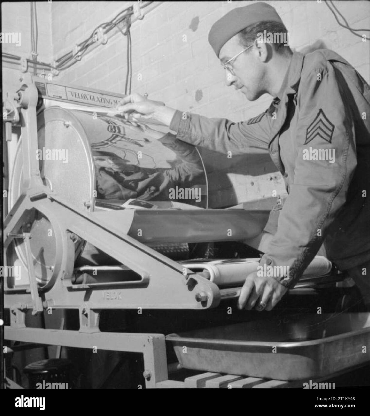 Britische Ausrüstung an einer amerikanischen Flugplatz - anglo-amerikanischen Zusammenarbeit im Krieg Großbritannien, 1943 In der fotografischen Abschnitt dieses amerikanischen Flugplatz irgendwo in Großbritannien, Sergeant Richard Remmy von Marietta, Ohio entfernt einige Drucke aus einem britischen Verglasung Maschine. Stockfoto