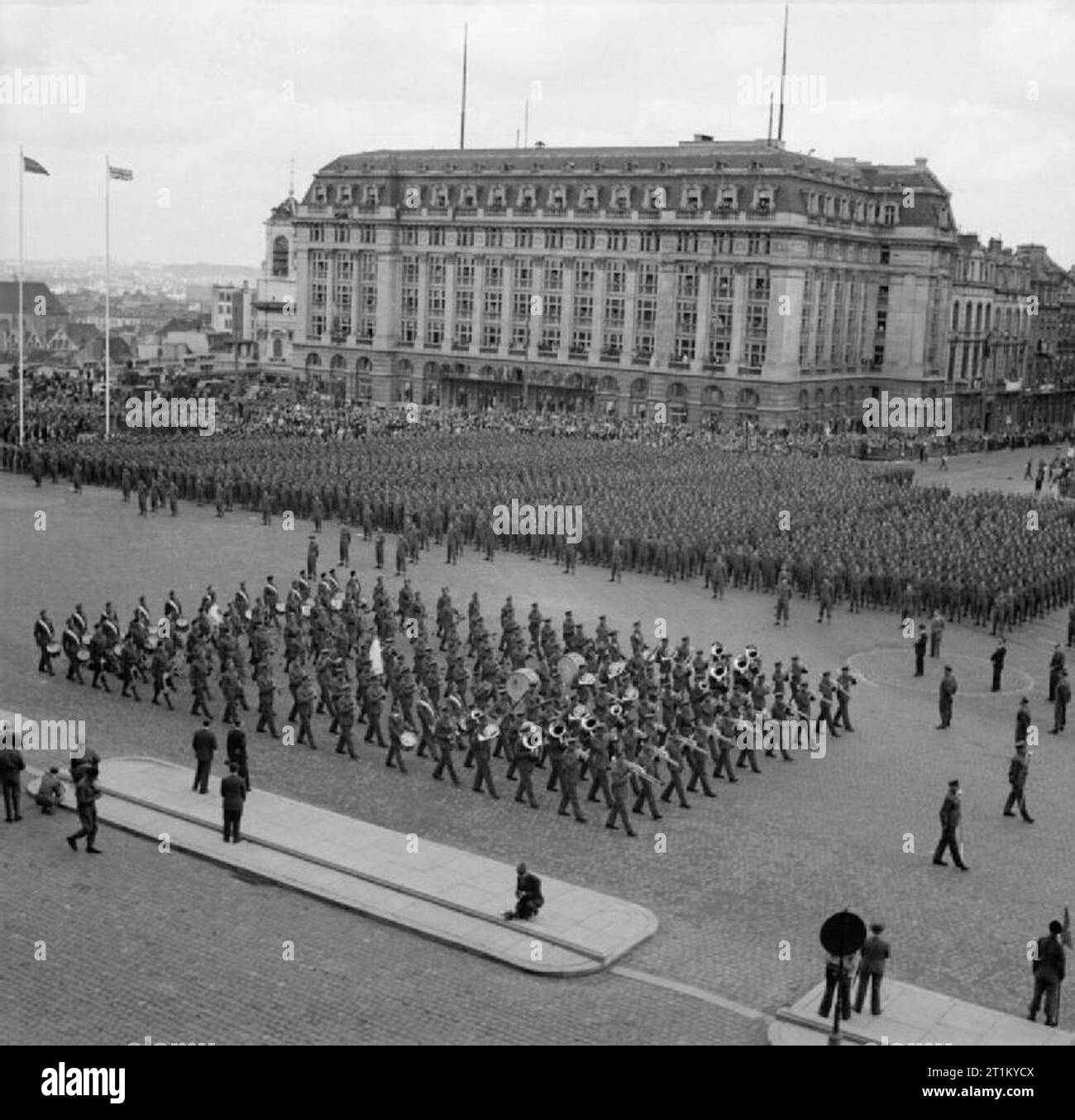 Sieg der Alliierten Parade in Brüssel außerhalb des Palais de Justice britische Truppen von den Wachen Panzerdivision in Form bis in den Ort Poelaert während der siegesparade. Stockfoto