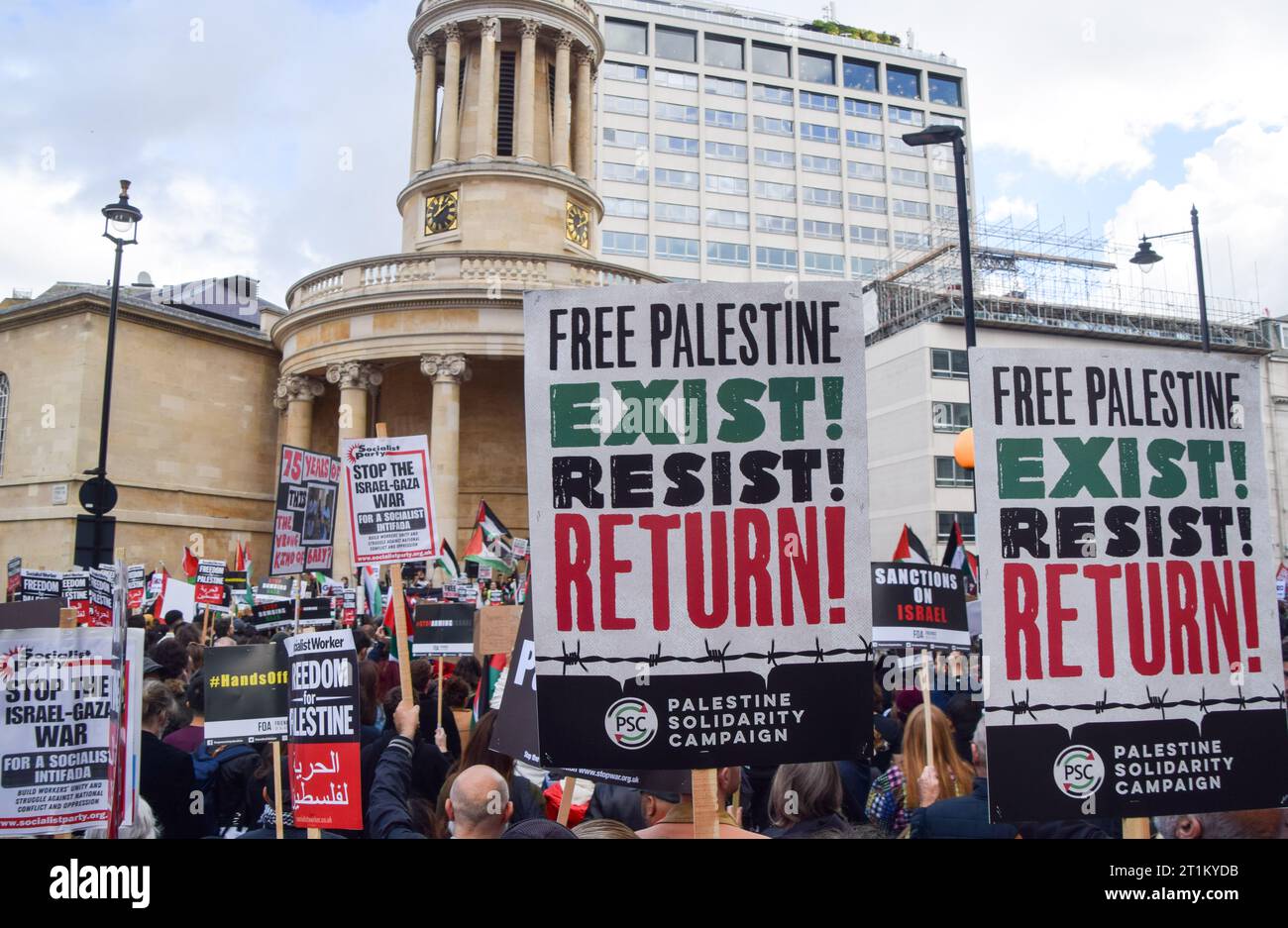 London, Großbritannien. Oktober 2023. Pro-palästinensische Demonstranten versammeln sich in der Nähe des Hauptquartiers der BBC im Zentrum von London. Tausende von Menschen marschierten in Solidarität mit Palästina, während sich der Krieg zwischen Israel und Hamas verschärft hat. Quelle: Vuk Valcic/Alamy Live News Stockfoto