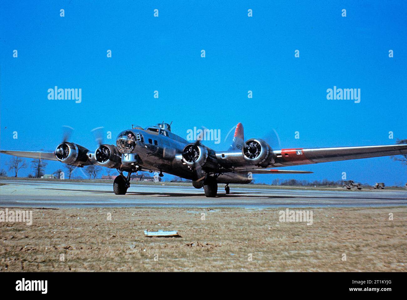 Eine B-17 G Flying Fortress der 490th Bomb Group Taxis entlang der Start- und Landebahn am Auge. Stockfoto