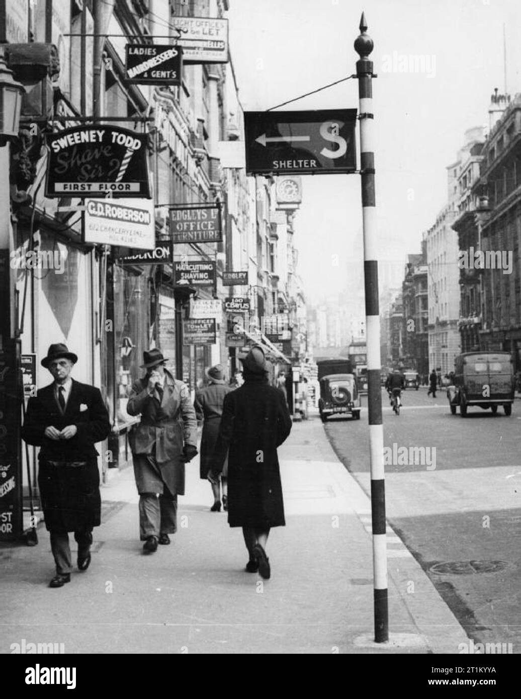 Air Raid Vorsichtsmaßnahmen, 1940 Air Raid Vorsichtsmaßnahmen (ARP) beleuchtete Tierheim Zeichen auf Fleet Street, London, März 1940. Diese elektrisch betrieben, von innen beleuchteten Leuchtkästen hatte überhängenden Tops alle Streulicht zu begrenzen ein Blackout zu erhalten. Stockfoto
