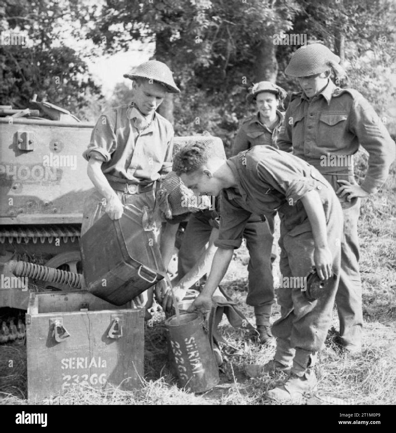 Die britische Armee in der Normandie 1944 Männer der Royal Welsh Fusiliers Warteschlange für Behältnisse mit Kaffee vor dem Angriff auf Evrecy, 16. Juli 1944. Stockfoto