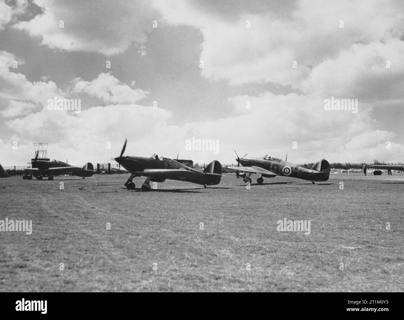 Die Schlacht um England drei Hurrikane Nr. 32 Squadron taxying für Take-off bei Hawkinge, 29. Juli 1940. Das Zentrum ist in der Regel N 2459, geflogen von Pilot Officer "Grubby" Grice. Stockfoto