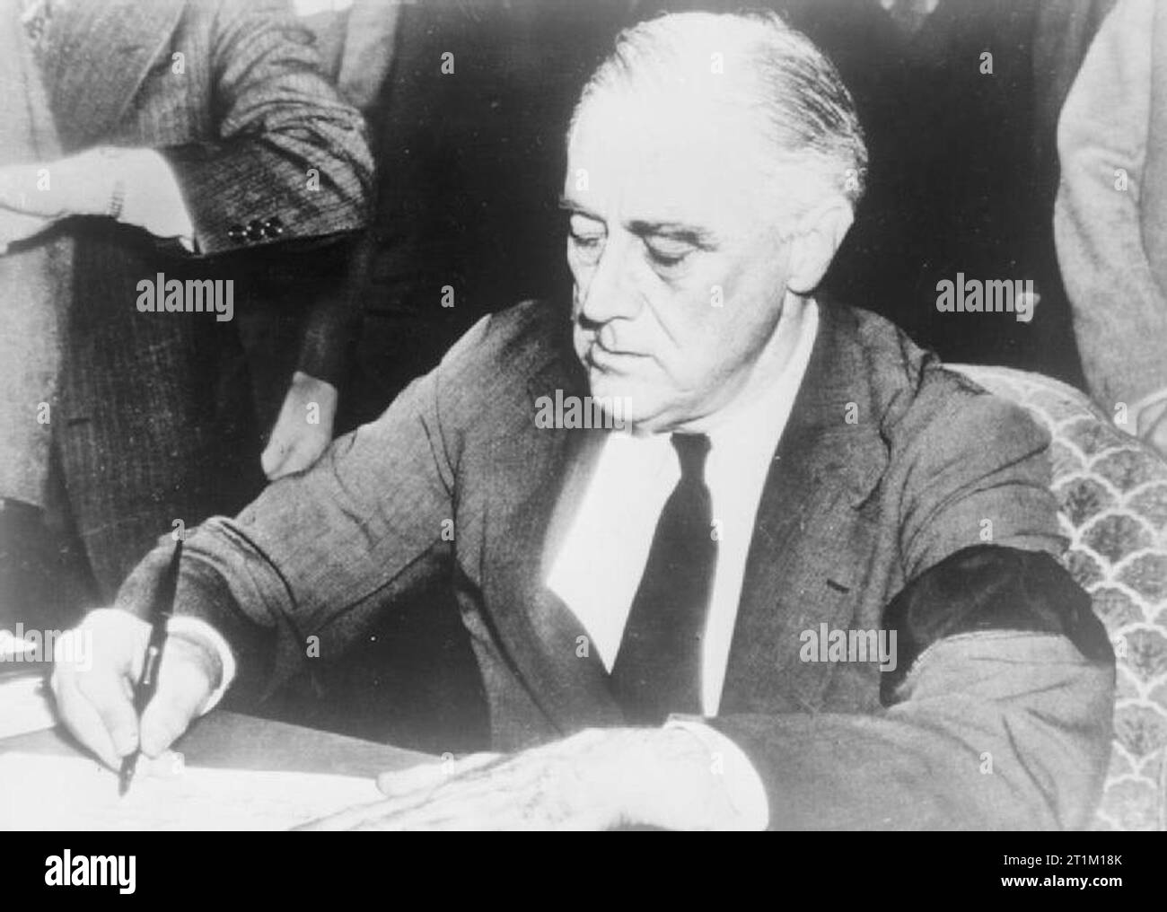 Die Vereinigten Staaten von Amerika in den Zweiten Weltkrieg 1941 US-Präsident Franklin D Roosevelt unterzeichnet die Erklärung der Krieg gegen Japan nach der Luftangriffe auf Pearl Harbor im Dezember 1941. Stockfoto