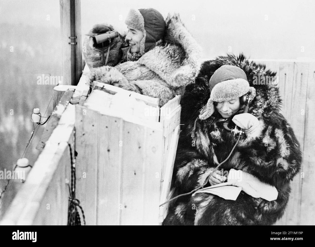 Der Krieg in Finnland, 1940 finnische Frauen trotzen der arktischen Kälte in der Verteidigung ihres Landes zu helfen. Foto zeigt: Frauen watchers durch Felle gegen die arktische Kälte geschützt, an einem Wachturm in Nordfinnland. Stockfoto
