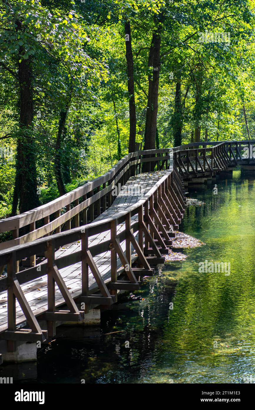 Love Bridge an den Pliva Lakes in Jajce, Bosnien und Herzegowina Stockfoto