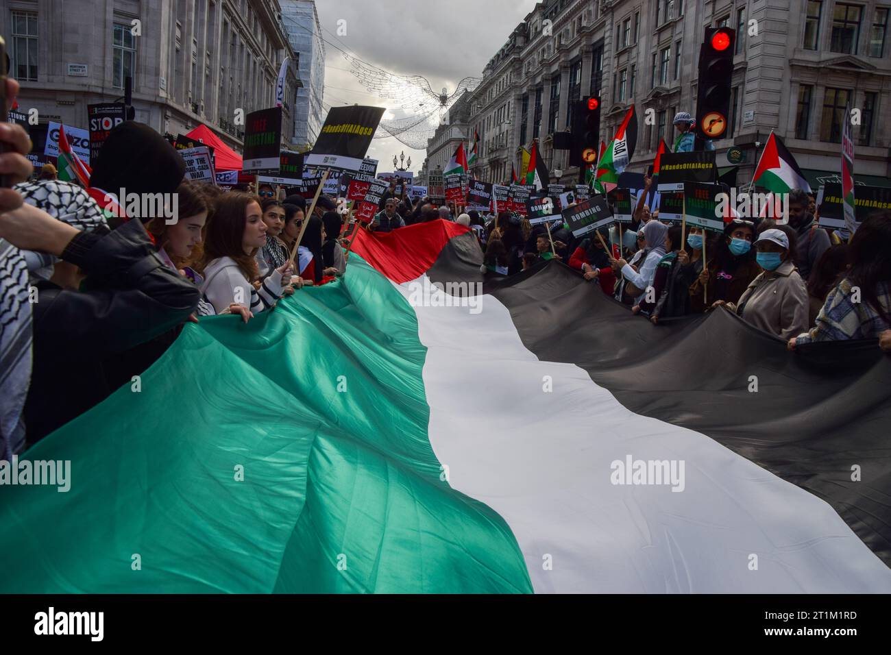 London, Großbritannien. Oktober 2023. Pro-palästinensische Demonstranten versammeln sich in der Nähe des Hauptquartiers der BBC im Zentrum von London. Tausende von Menschen marschierten in Solidarität mit Palästina, während sich der Krieg zwischen Israel und Hamas verschärft hat. Quelle: Vuk Valcic/Alamy Live News Stockfoto