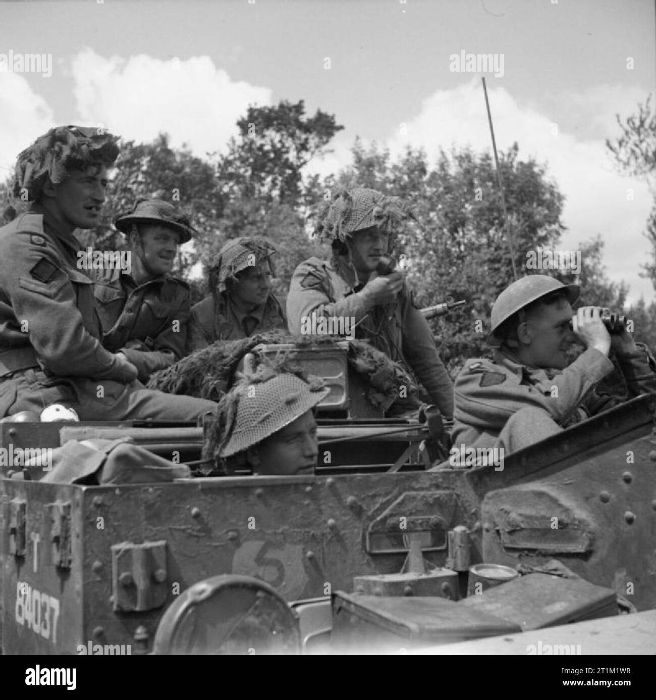 Die britische Armee in der Normandie 1944 die Besatzung eines 15 (Schottische) Abteilung Universal Carrier im Betrieb "Bluecoat', die offensive süd-östlich von Caumont, 30. Juli 1944 gesehen. Stockfoto