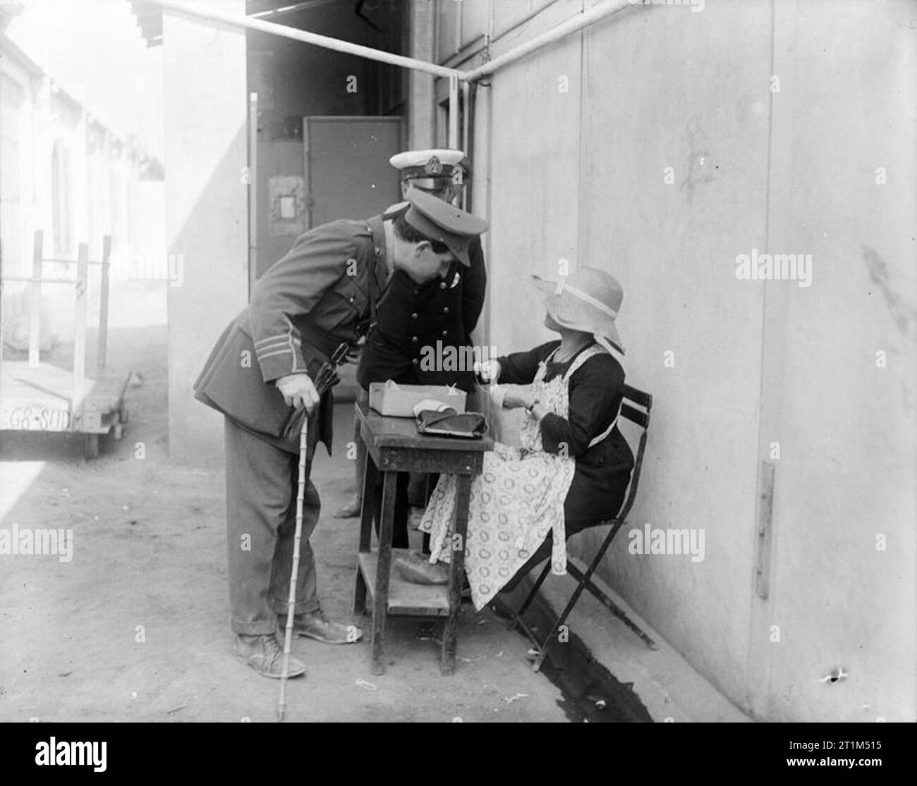 Ministerium für Information Ersten Weltkrieg Offizielle Sammlung britische Journalisten französischen Munition funktioniert. Arbeiterinnen, Sämischleder fällen. Stockfoto