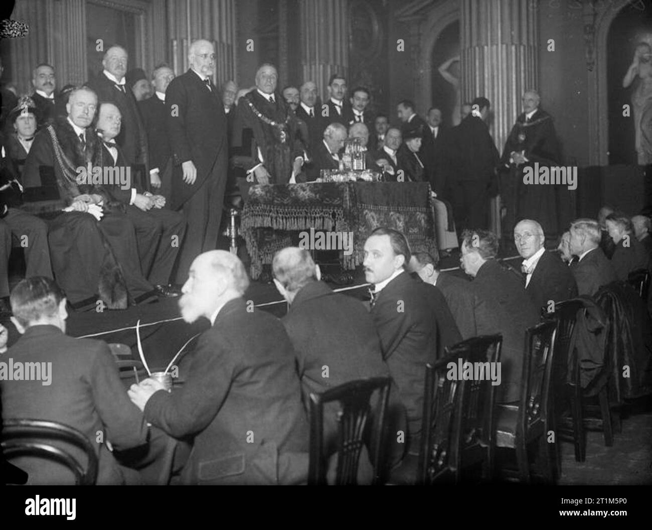 Ministerium für Information Ersten Weltkrieg Offizielle Begrüßung von Herrn Venizelos bei seiner Ankunft in der Stadt. Der griechische Premier stehen auf der rechten Seite der Oberbürgermeister, sitzt auf der lassen Sie sind Herr Arthur Balfour und Lord Curzon, und auf der rechten Seite von M. Venizelos, Herr Winston Churchill sitzt. Stockfoto