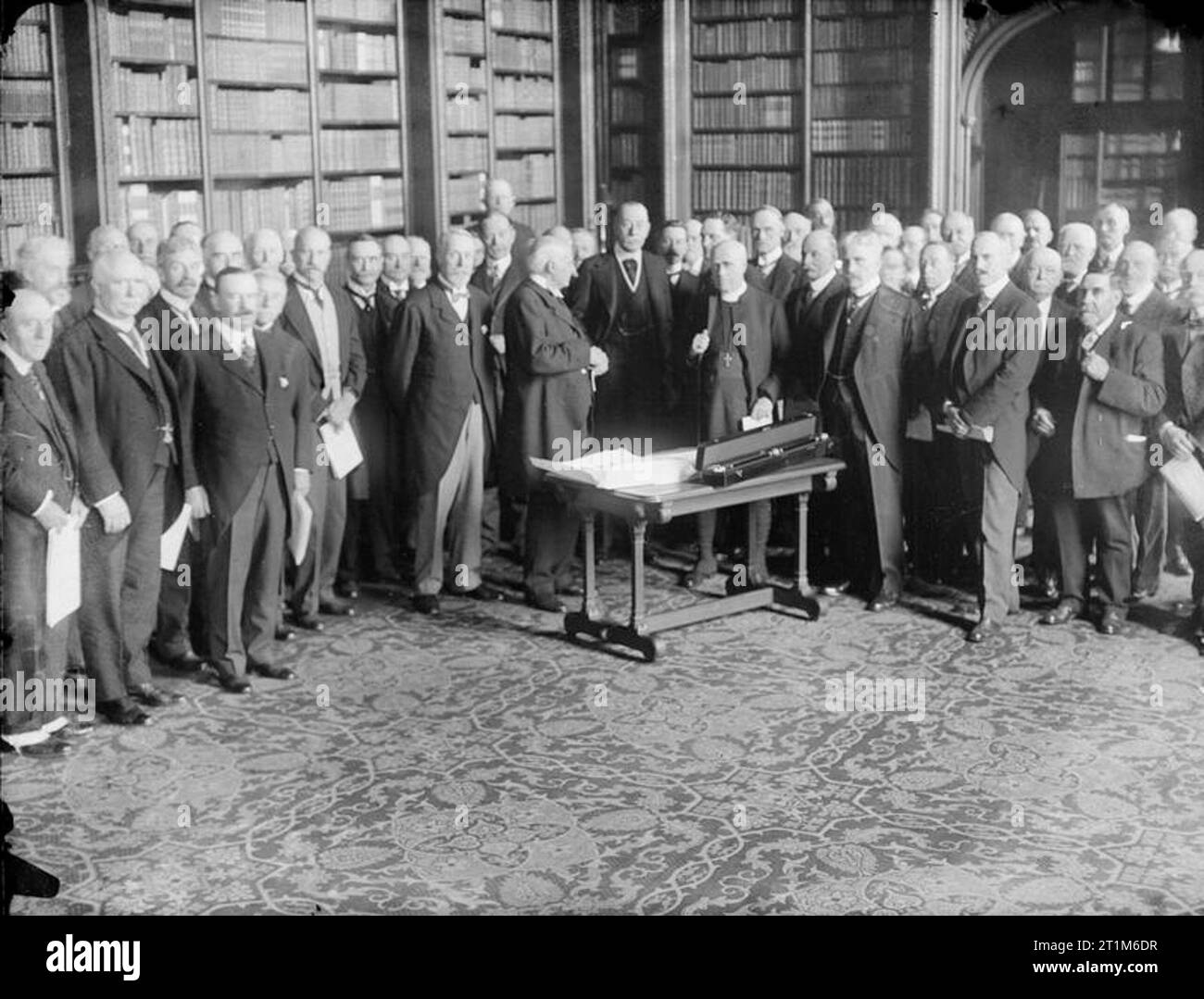 Ministerium für Information Ersten Weltkrieg Offizielle Präsentation des Schwarzen Stange des Herrn Bundeskanzler durch Sir Robert Brdew zum Senat von Kanada in der Bibliothek des House of Lords. Die Stange ist das Geschenk des Reiches Parlament Assosciation, Großbritannien Zweig, der durch einen Brand zerstört in Ottawa, 4. Februar 1916 zu ersetzen. Stockfoto