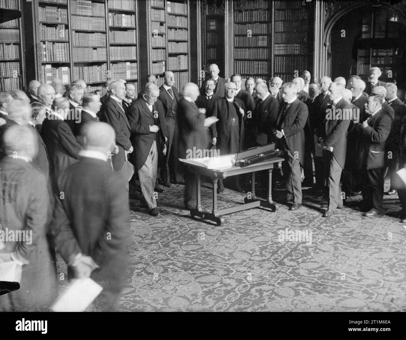 Presentation der Black Rod of the Lord Chancellor durch Sir Robert Laird Borden an den Senat von Kanada in der Library of the House of Lords. The Rod ist das Geschenk des Empire Parliament Assosciation, einer britischen Niederlassung, als Ersatz für das, das am 4. Februar 1916 durch einen Brand in Ottawa zerstört wurde. Stockfoto