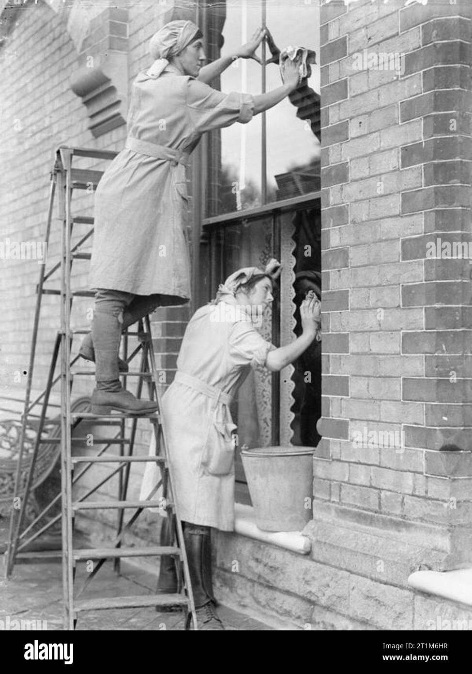 Ministerium für Information Ersten Weltkrieg Offizielle Sammlung Frauen Fensterputzer bei der Arbeit. Stockfoto