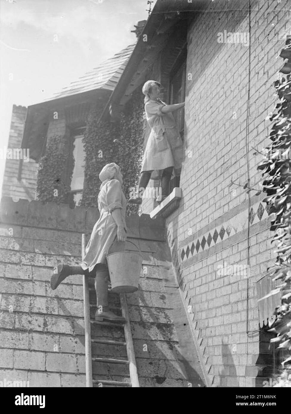 Ministerium für Information Ersten Weltkrieg Offizielle Sammlung Frauen Fensterputzer bei der Arbeit. Stockfoto