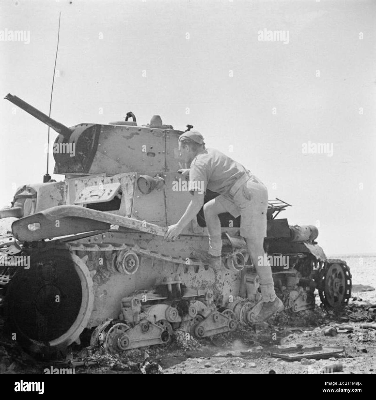 Der britischen Armee in Nordafrika 1942 ein Soldat inspiziert ein Italienisches M 13/40 Tank, die von anti-tank Waffen in der Nähe von El Alamein, 11. Juli 1942 ausgeschieden war. Stockfoto