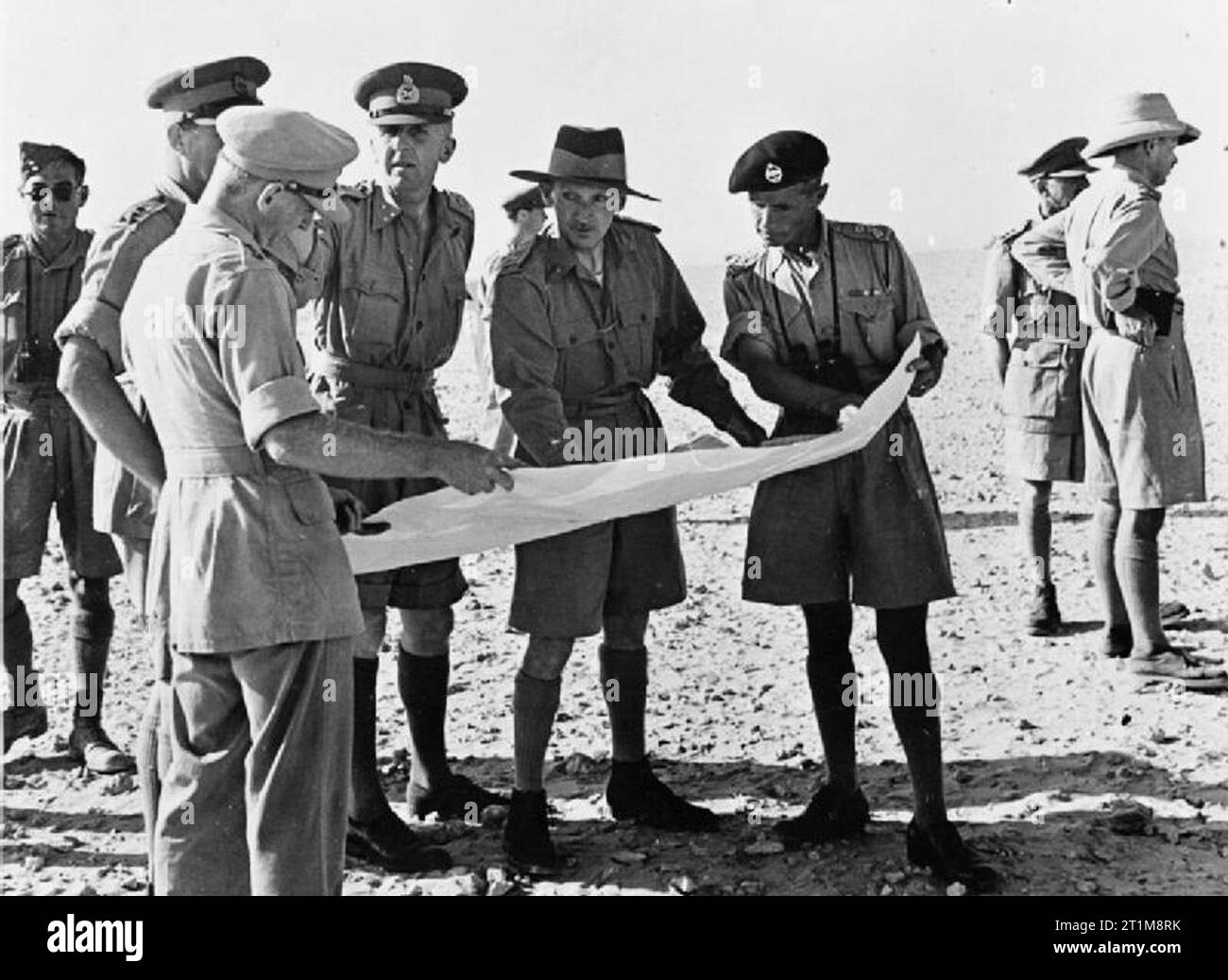 Der britischen Armee in Nordafrika 1942 Lieutenant General Montgomery, der neue Kommandant der 8. Armee, diskutieren Truppe Dispositionen an 22 gepanzerte Brigade Headquarters, 20. August 1942. Die Brigade Kommandeur, Brigadegeneral "Pip" Roberts ist auf der rechten Seite (in Spanien). Stockfoto