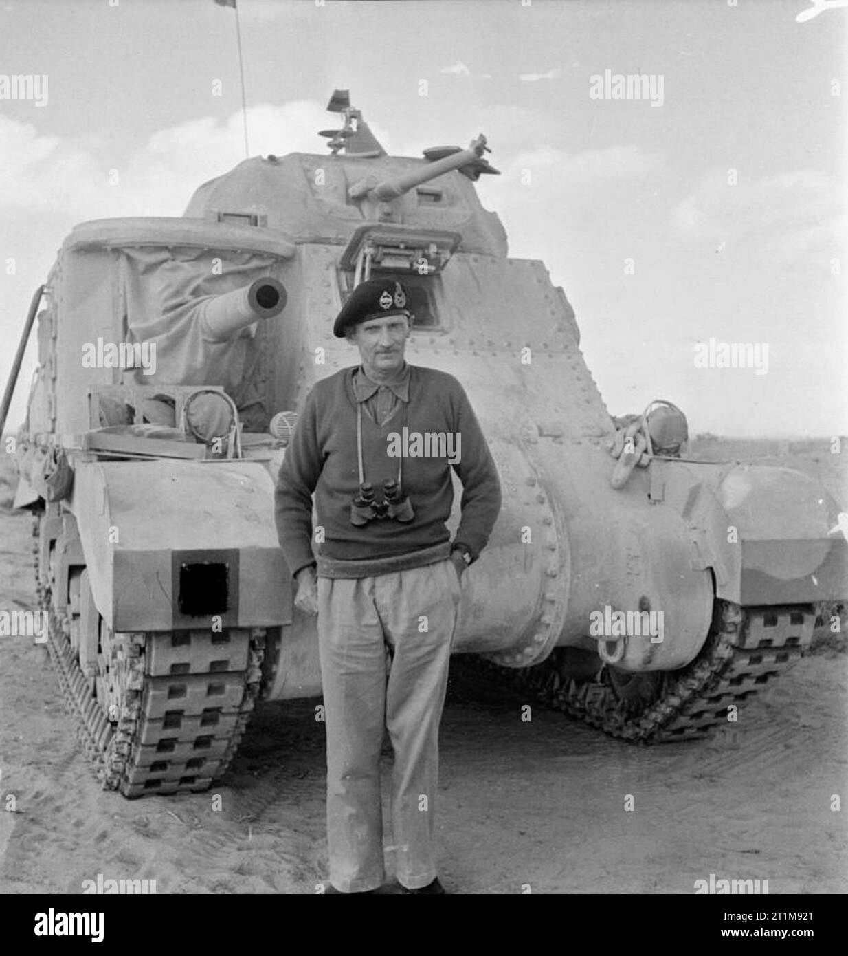 Der britischen Armee in Nordafrika 1942 Lt General Bernard Montgomery, GOC 8. Armee, stand vor seiner persönlichen Gewähren, Tank, 5. November 1942. Stockfoto