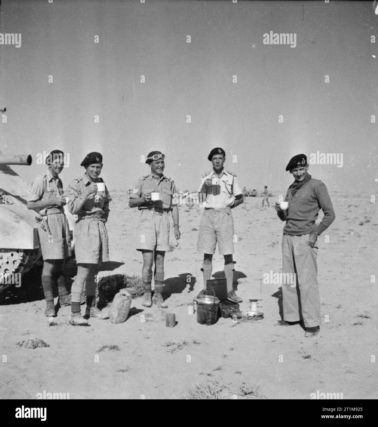 Der britischen Armee in Nordafrika 1942 General Montgomery genießt eine Tasse Kaffee mit dem Tank Schutz Truppe von seinem Grant Tank in der Westlichen Wüste, den 6. November 1942. Nach rechts: Trooper Keenan, Sergeant Stephen Kennedy, Corporal James Fraser, Lieutenant Malden und General Montgomery Links. Stockfoto