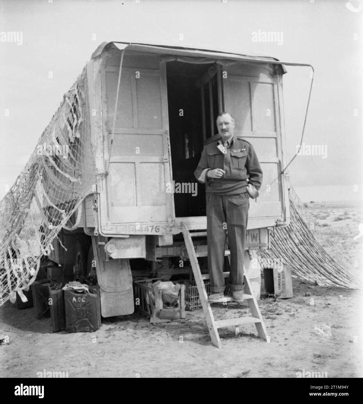 Der britischen Armee in Nordafrika 1942 Generalleutnant Neil Ritchie, C-in-C der Achte Armee stand durch seinen Befehl caravan in der Westlichen Wüste, 23. März 1942. Stockfoto