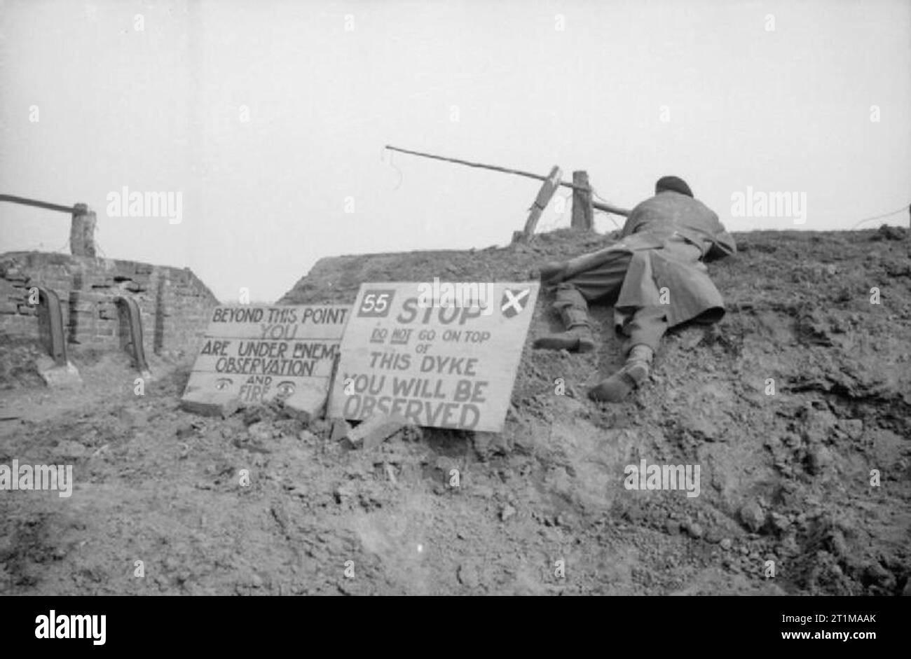 Die britische Armee in Nord-West-Europa 1944-45 Zeichen Warnung vor den Gefahren der feindlichen Feuer auf dem westlichen Ufer des Rheins, Februar 1945. Stockfoto