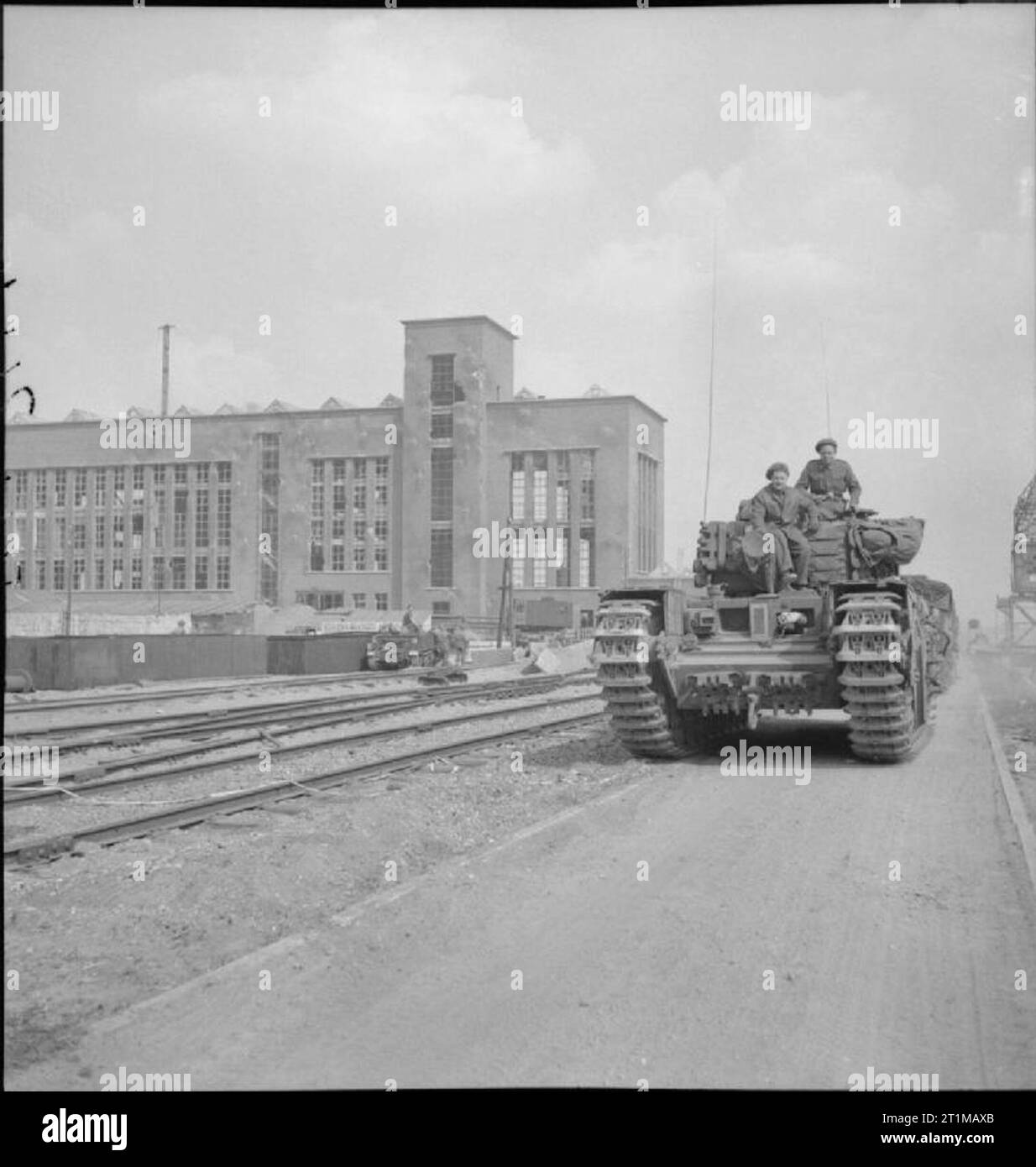Die britische Armee in Nord-West-Europa 1944-45 Churchill AVRE in Arnheim, 13. April 1945. Nederlands: Een Britse Churchill AVRE Tank op het terrein in Arnheim AKU-op 13 April 1945. Stockfoto