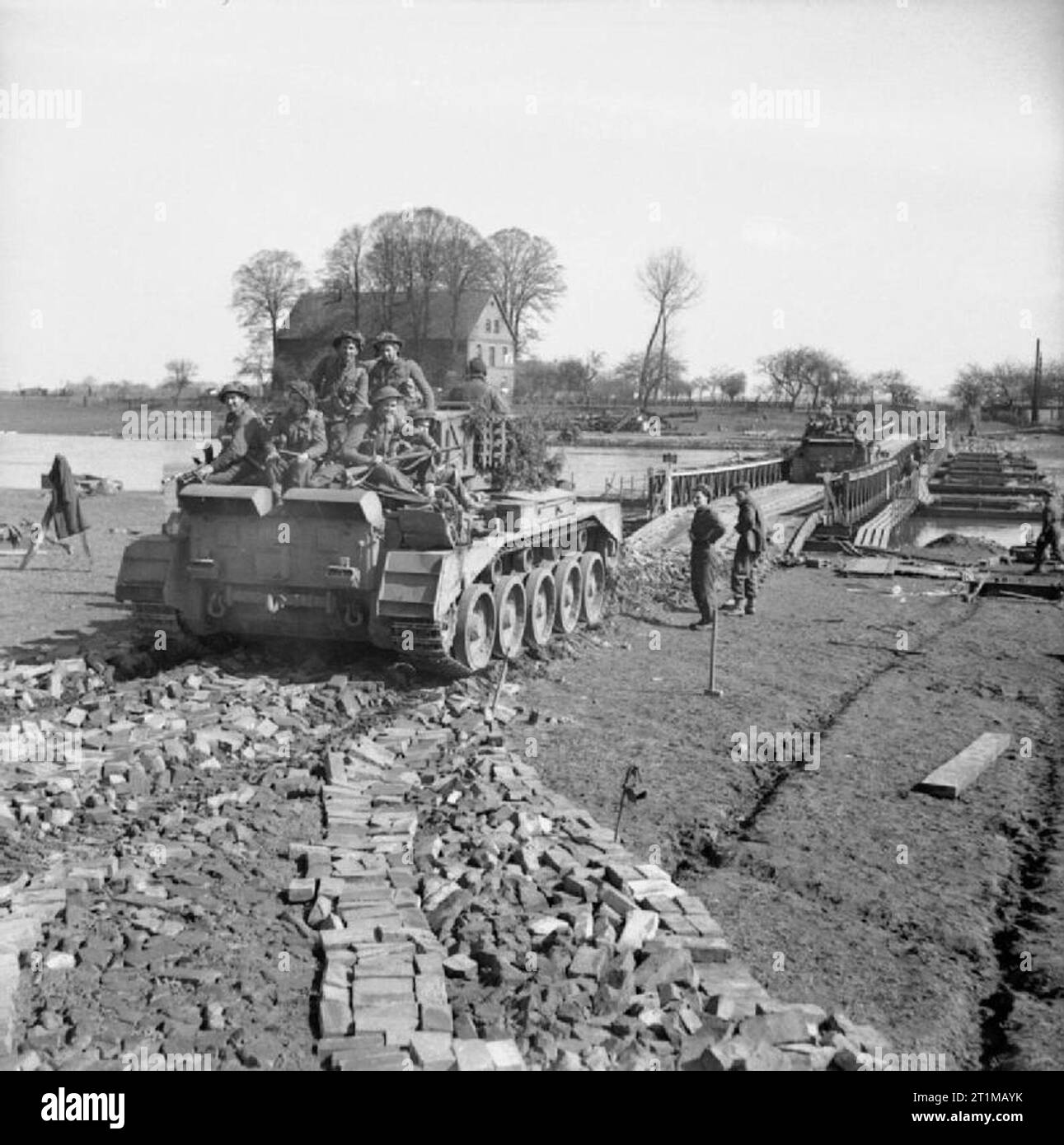 Die britische Armee in Nord-West-Europa 1944-45 Comet Panzer des 2. Fife und Forfar Yeomanry, 11 gepanzerte Division, Überquerung der Weser in Petershagen, 7. April 1945. Stockfoto
